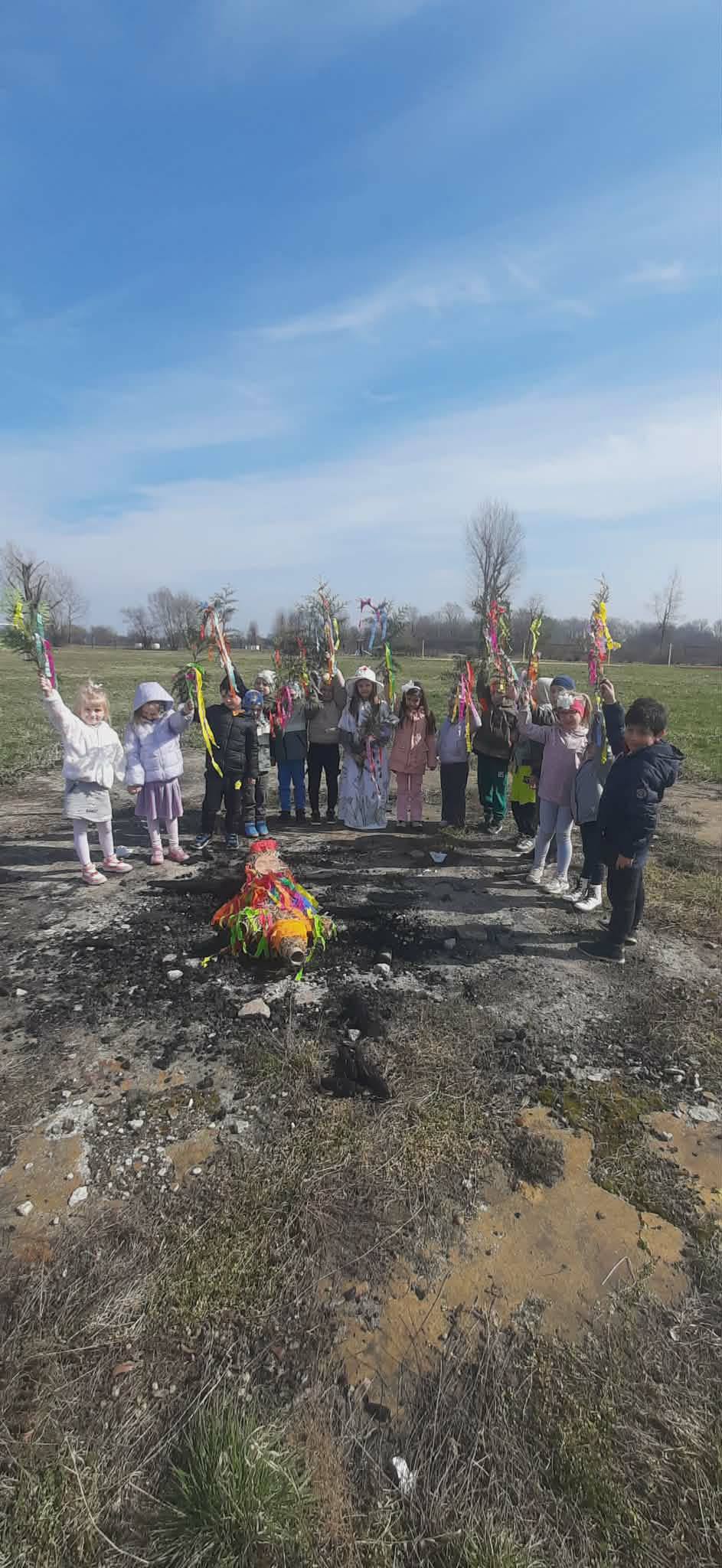 Uczniowie z oddziału przedszkolnego żegnają zimę a witają Wiosnę