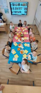 Dzieci z I klasy witają Wiosnę zdrowymi kanaapeczkami