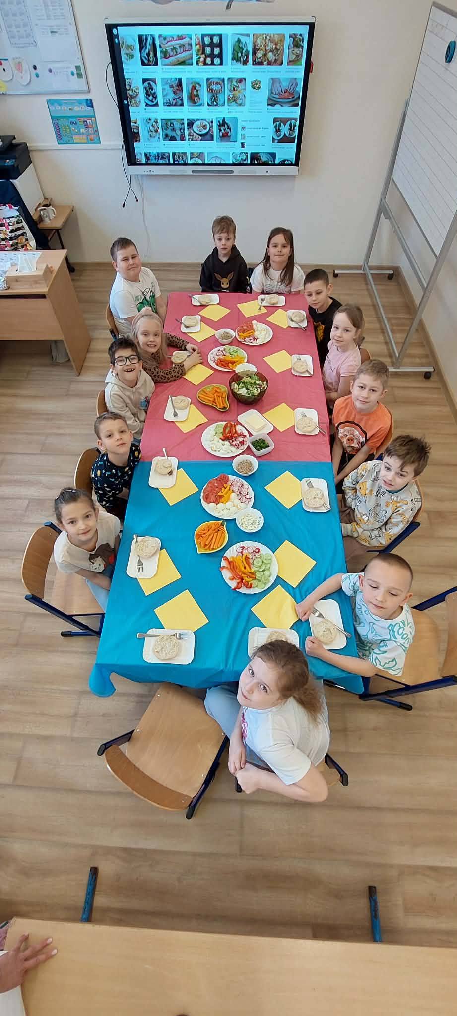 Dzieci z I klasy witają Wiosnę zdrowymi kanaapeczkami