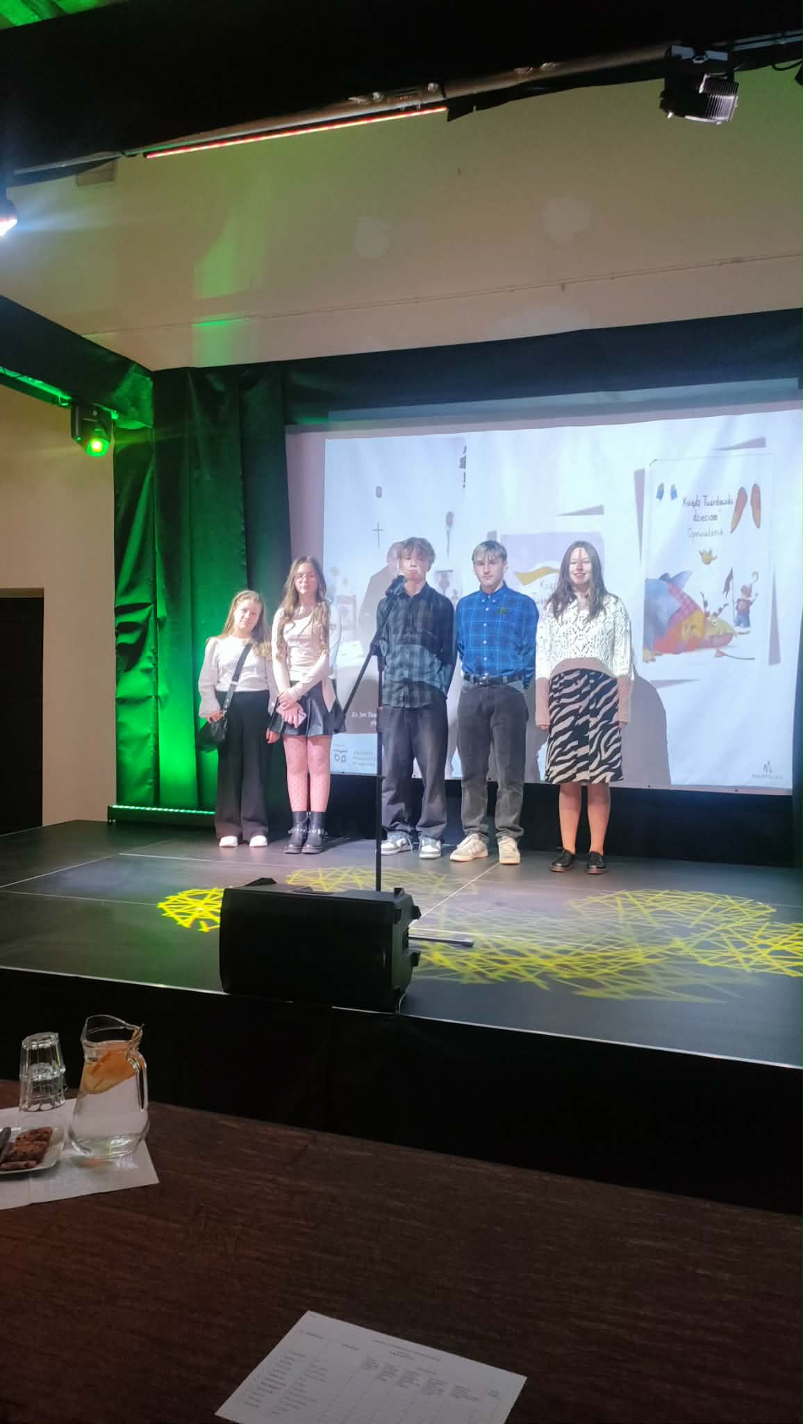 Uczniowie na Konkursie Recytatorskim Poezji ks. Jana Twardowskiego