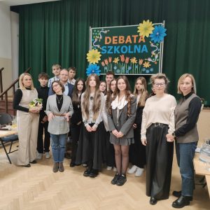 Uczniowie biorący udział w debacie szkolnej