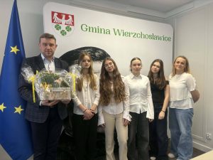 Uczniowie z życzeniami w Gminie