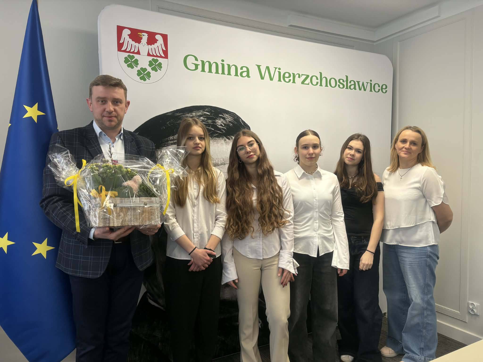 Uczniowie z życzeniami w Gminie