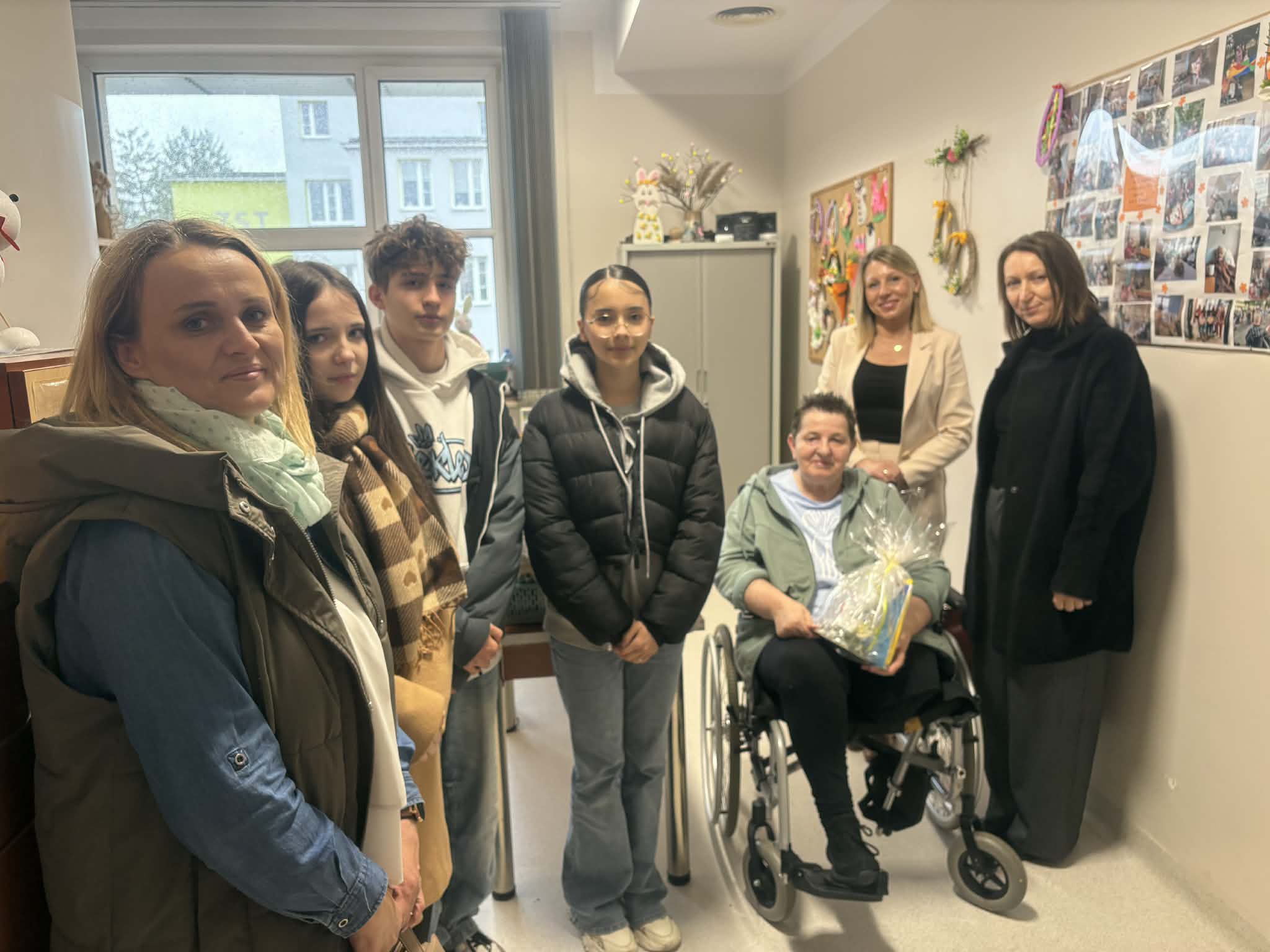 Uczniowie z życzeniami w Hospicjum