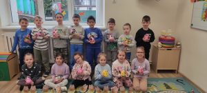 Dzieci z oddziału przedszkolnego z jajeczkami wielkanocnymi