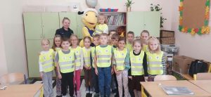 Uczniowie klasy I, w ramach lekcji o bezpieczeństwie