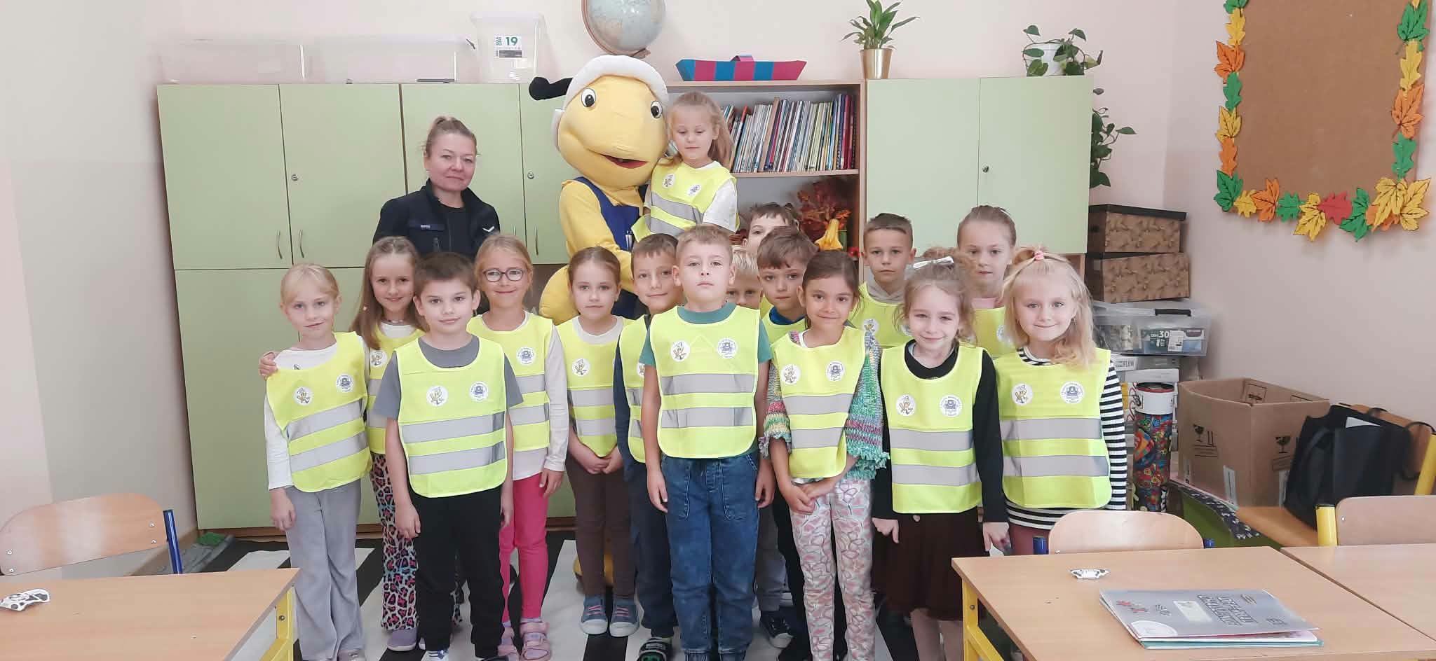 Uczniowie klasy I, w ramach lekcji o bezpieczeństwie